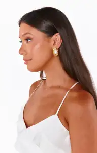 Petit Moments Oval Pearl Stud Earrings ~ Gold(OS)
